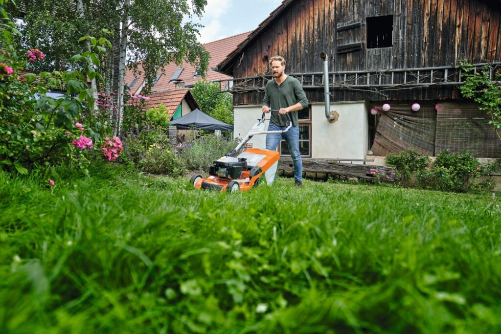 osiarka spalinowa STIHL RM 650 V STIHL RM 650 V kosiarka z napędem Vario Koszenie trawnika kosiarką STIHL RM 650 V Kosz na trawę w kosiarce STIHL RM 650 V Kosiarka ogrodowa STIHL RM 650 V 48 cm