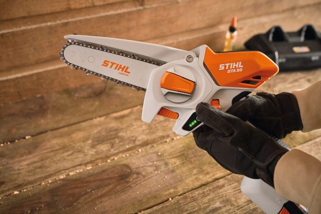 STIHL GTA 30 przecinarka akumulatorowa przecinarka ogrodowa STIHL GTA 30 STIHL GTA 30 cięcie gałęzi kompaktowa pilarka STIHL GTA 30